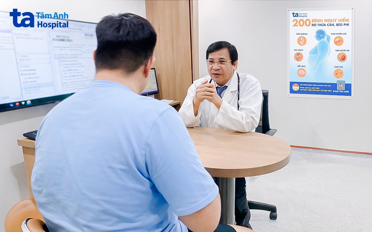 TS.BS Lâm Văn Hoàng tư vấn điều trị cho Vũ. Ảnh: Bệnh viện Đa khoa Tâm Anh