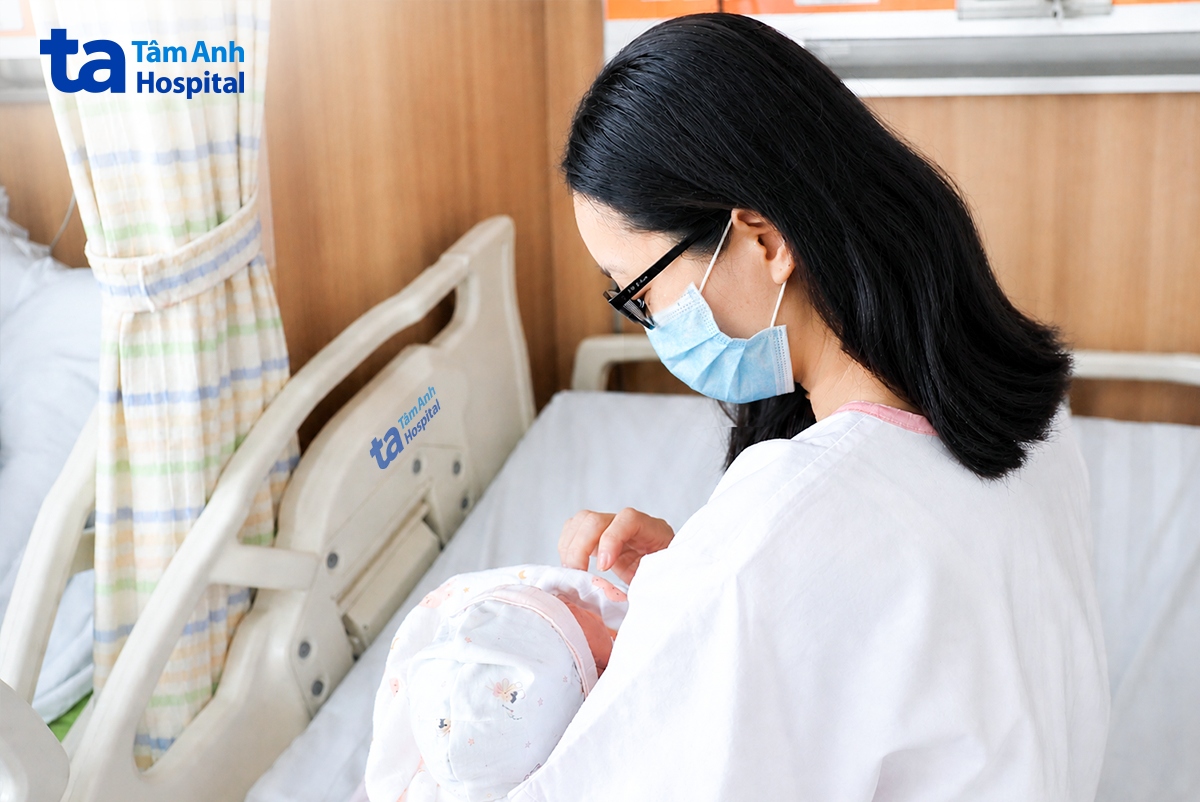 Chị Hân bên con gái 3 ngày tuổi