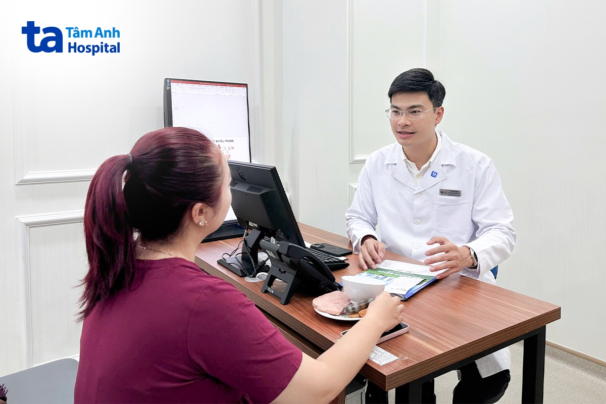 TS An tư vấn dinh dưỡng cho người bệnh