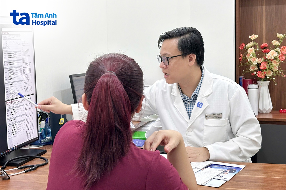 TS.BS Lê Bá Ngọc đang đọc kết quả đo Inbody cho người bệnh