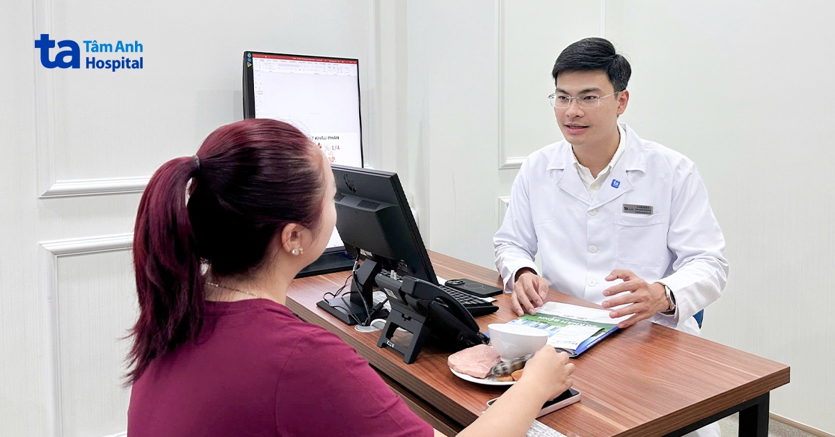 Cô gái béo phì, uống lít nước cam một bữa