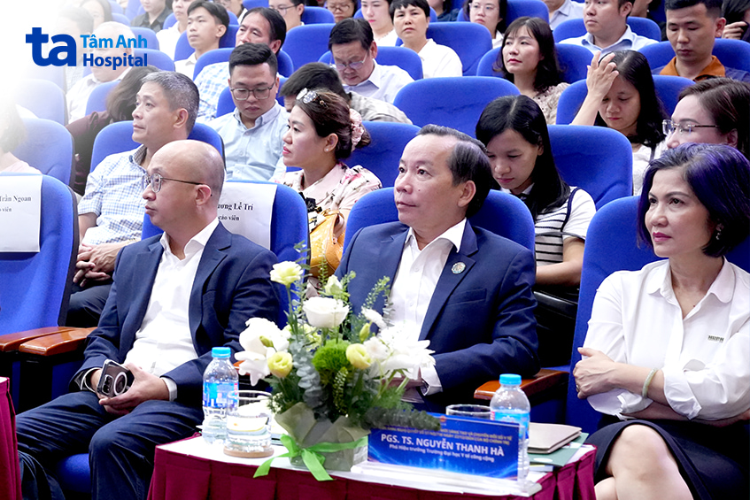 Đại biểu tham dự hội nghị y tế
