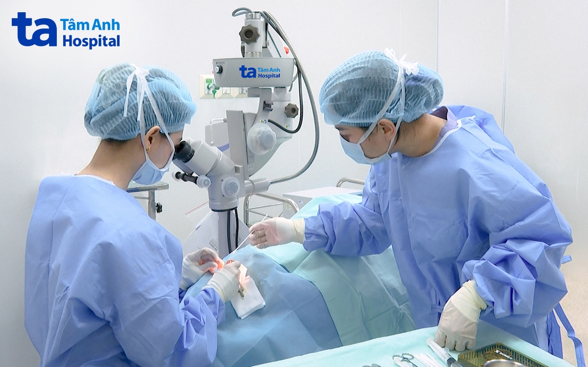 Bác sĩ Nhi (bìa trái) phẫu thuật loại bỏ mộng thịt cho ông Minh. Ảnh: Bệnh viện Đa khoa Tâm Anh.