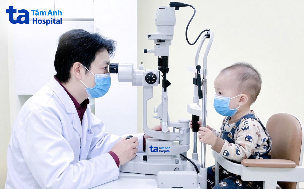 Bác sĩ Huy khám mắt cho Khôi. Ảnh: Bệnh viện Đa khoa Tâm Anh