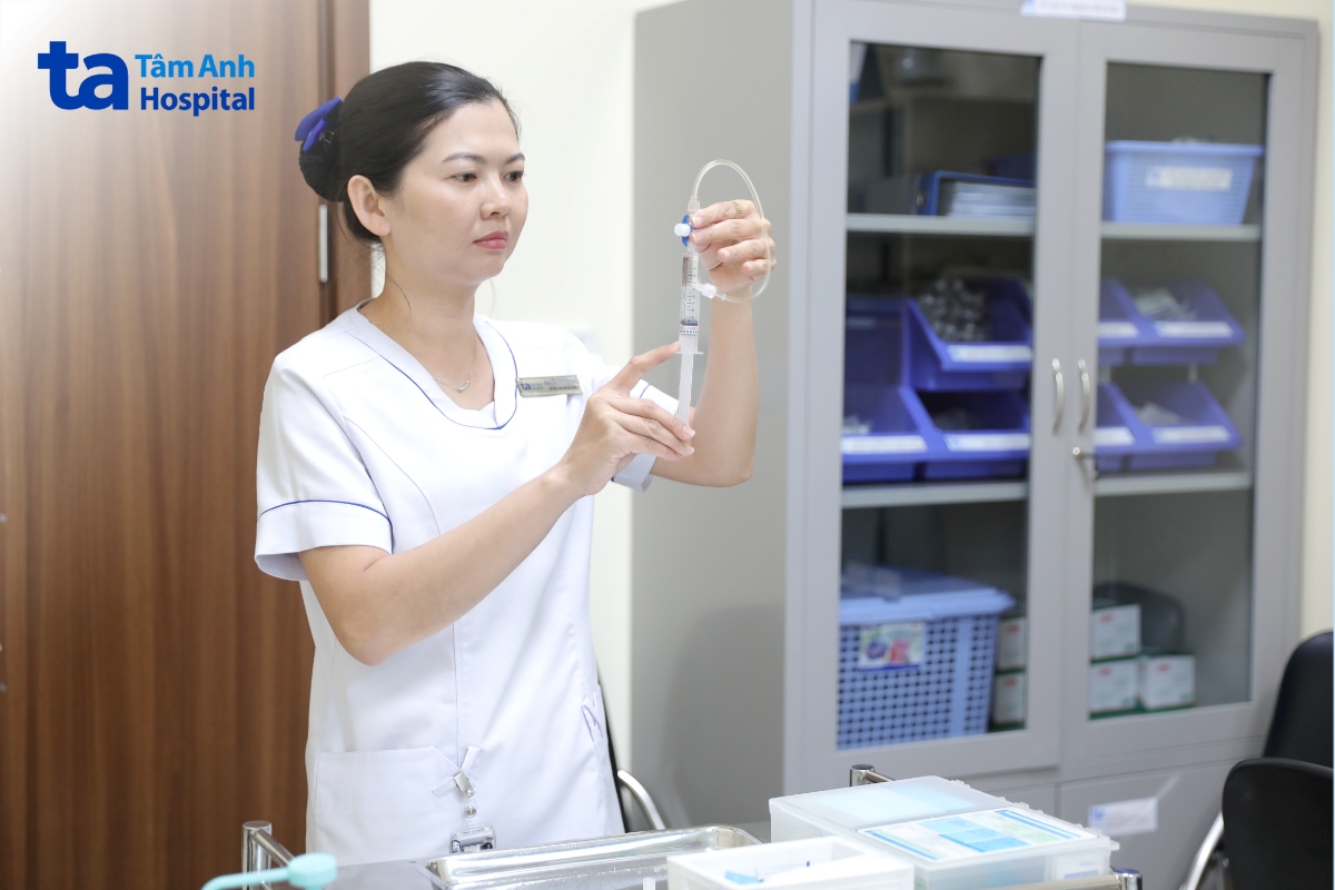 Điều dưỡng viên phải sát sao trong từng vị trí đặt kim, bởi một sai sót nhỏ cũng có thể làm mờ đi những chi tiết trên khung hình chẩn đoán