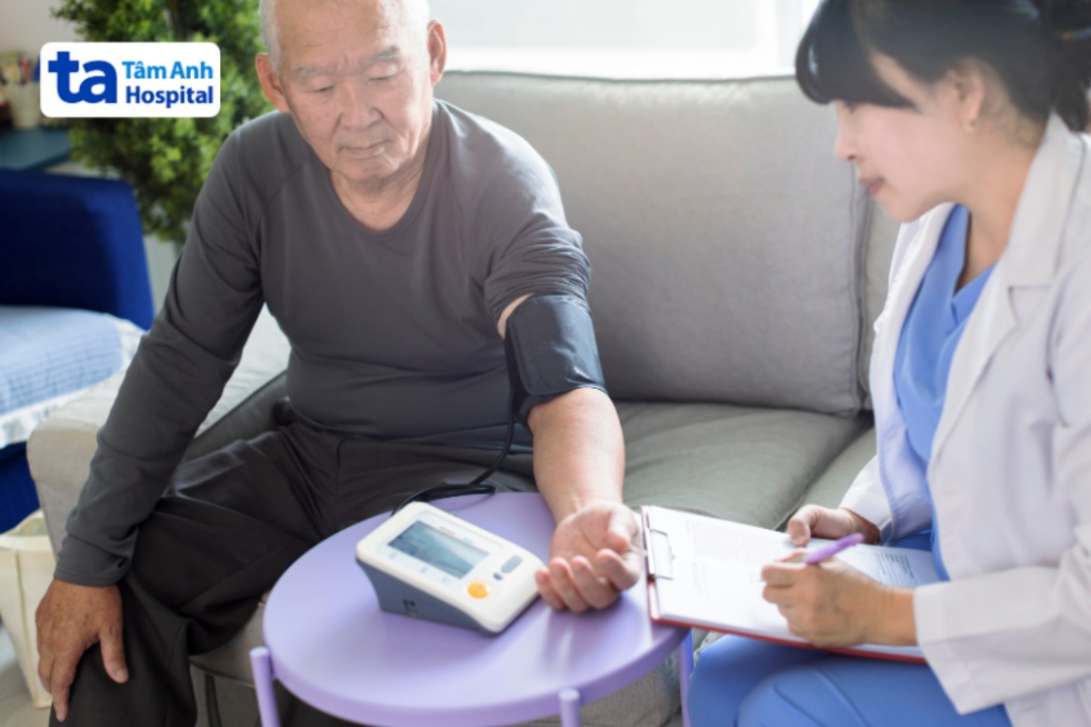 đo huyết áp người cao tuổi
