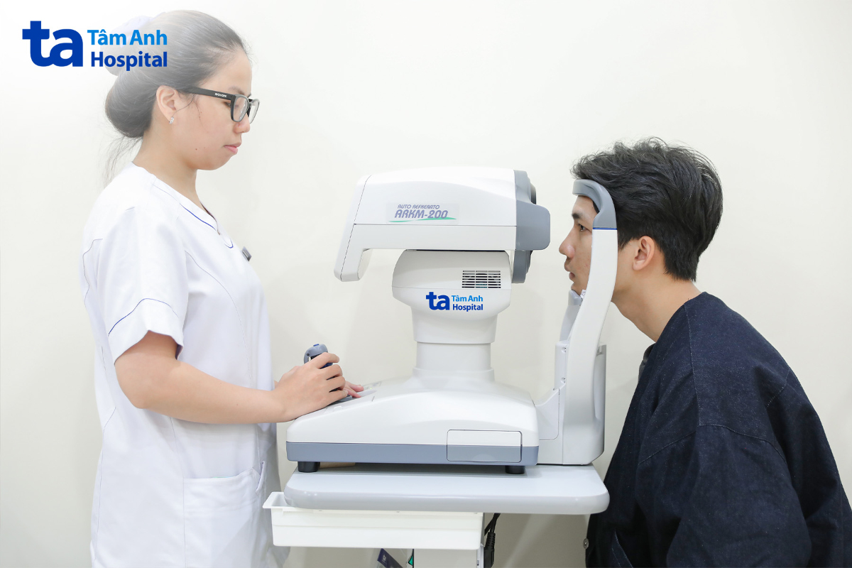 Kỹ thuật viên đo khúc xạ mắt cho nghệ sĩ