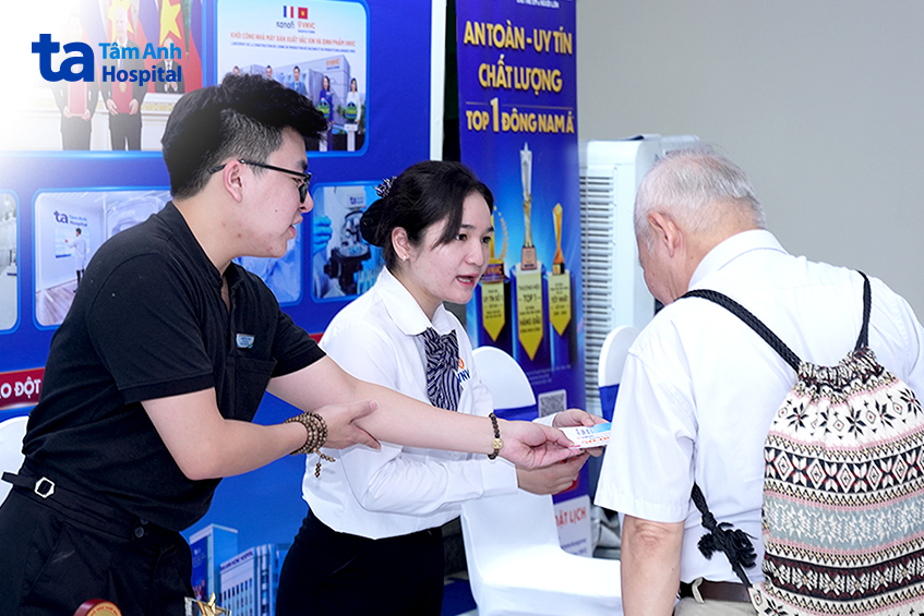Đón khách tham quan triển lãm y tế