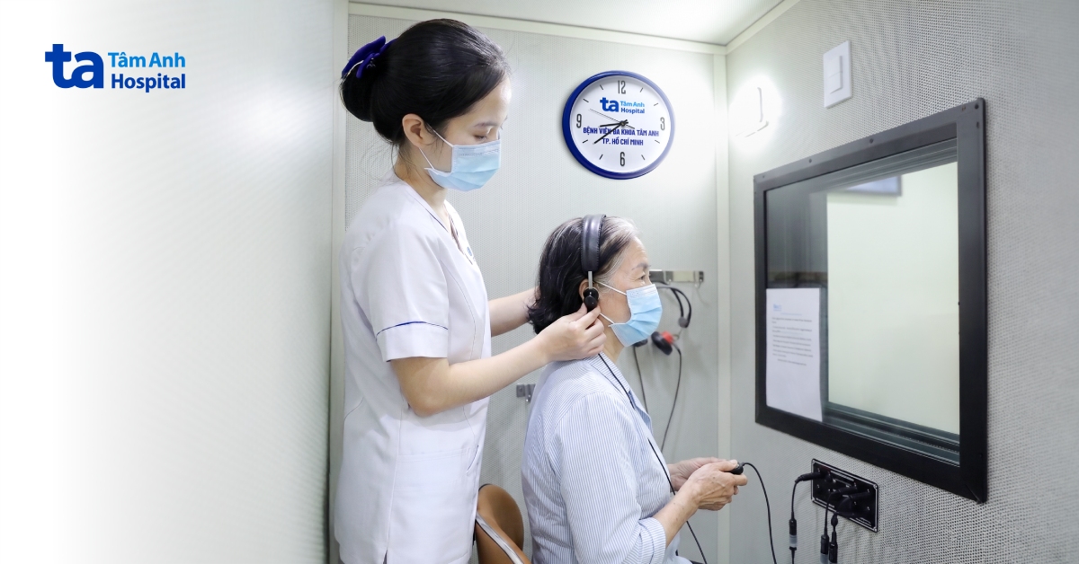Đột ngột mất thính lực sau nửa ngày ù tai
