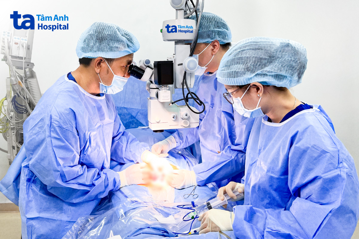 Êkíp bác sĩ nối ống dẫn tinh và tìm tinh trùng cho anh Tiến