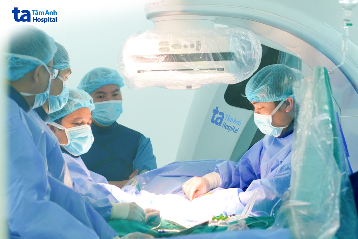 Êkíp can thiệp nong van hai lá bằng bóng Inoue cho người bệnh