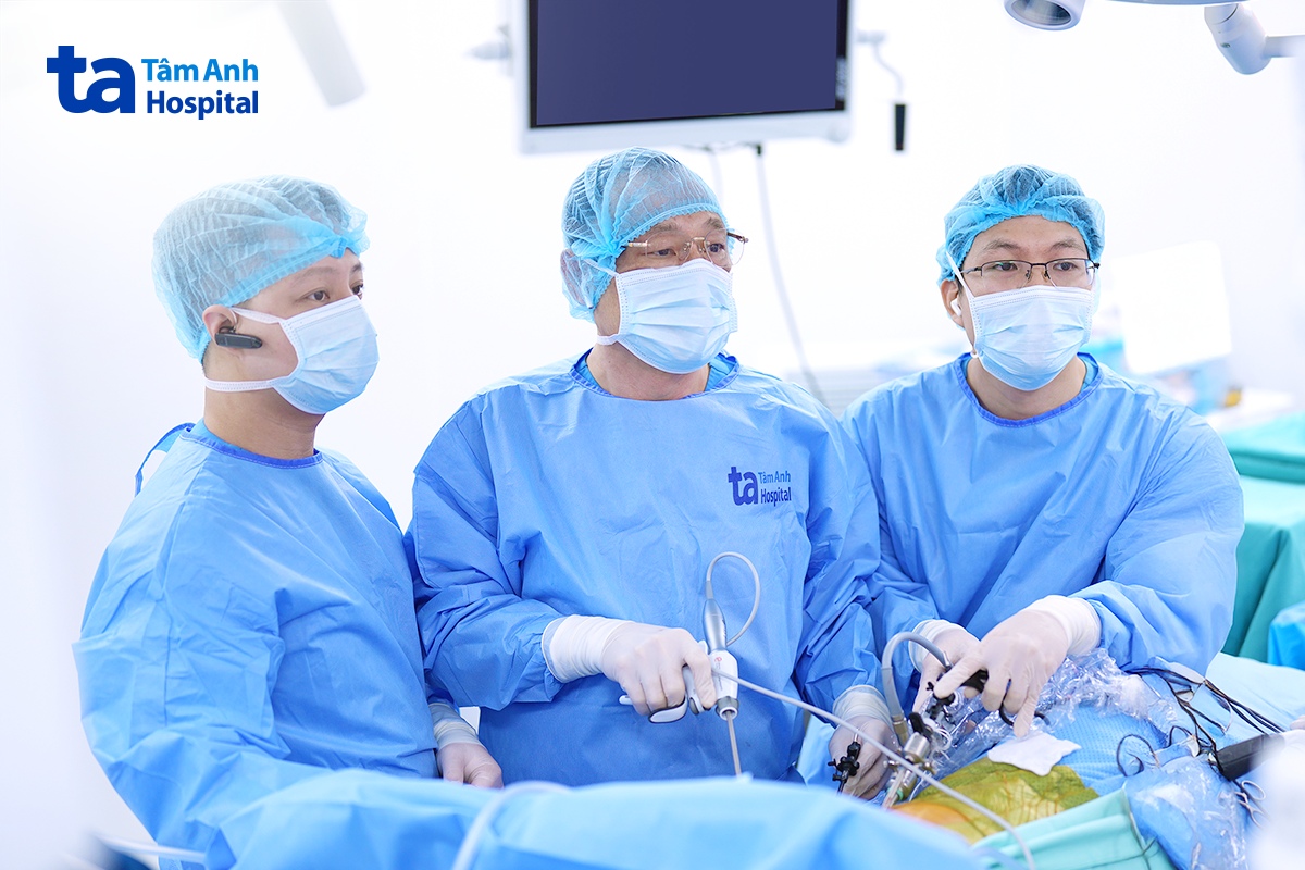 ekip cắt thực quản cho bệnh nhân