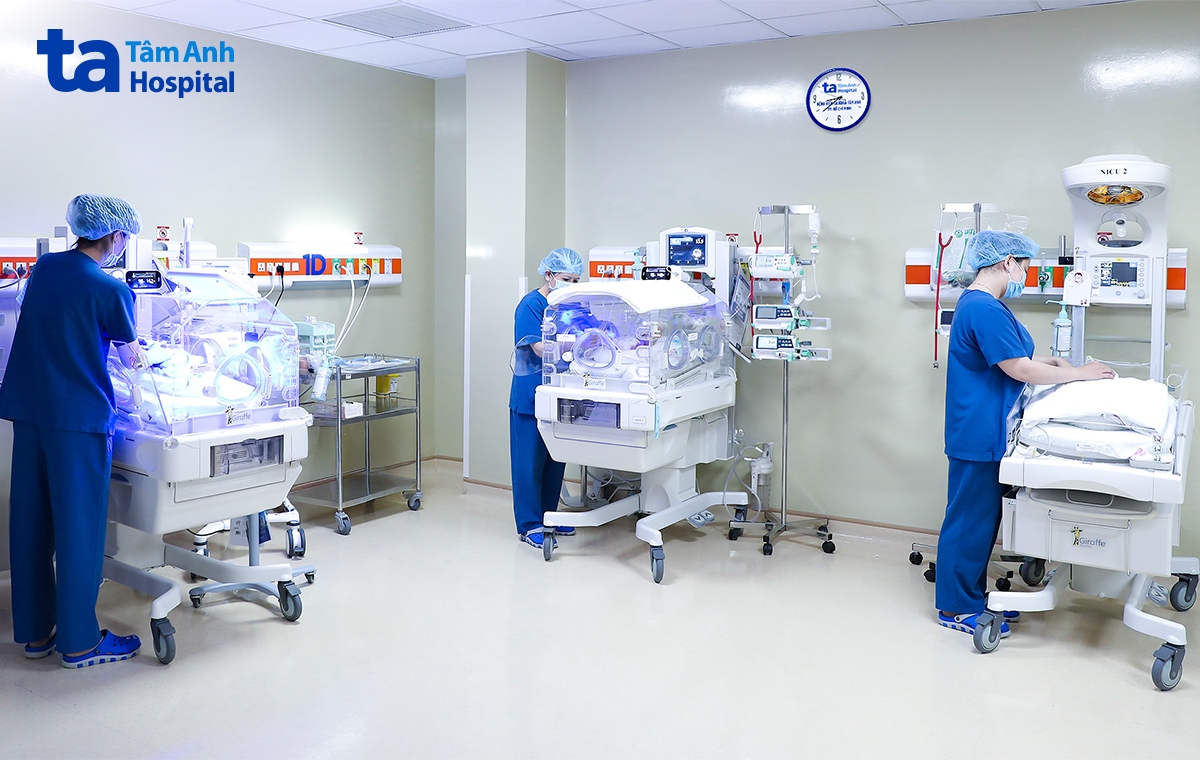 êkíp điều dưỡng chăm sóc bé sinh non tại đơn vị hồi sức sơ sinh (nicu)