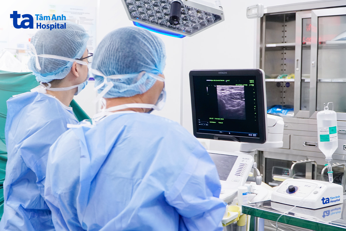 Êkíp Ngoại Tim mạch đốt laser điều trị suy giãn tĩnh mạch với sự hỗ trợ của hệ thống siêu âm