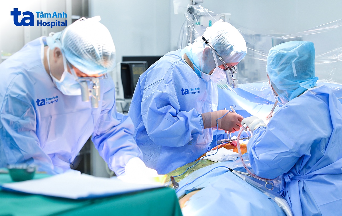 Êkíp phẫu thuật bắc cầu để tái thông ba nhánh mạch vành cho bệnh nhân