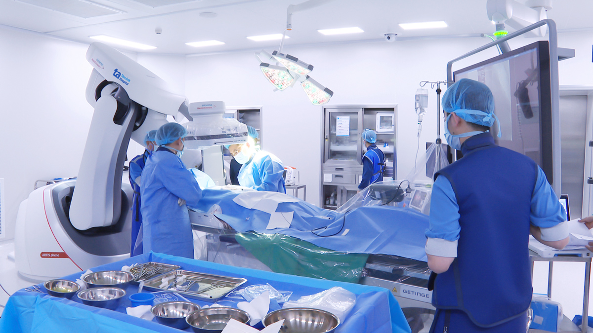 Êkíp triệt đốt rối loạn nhịp bằng năng lượng sóng cao tần (RF) nhằm loại bỏ ổ phát nhịp bất thường cho người bệnh