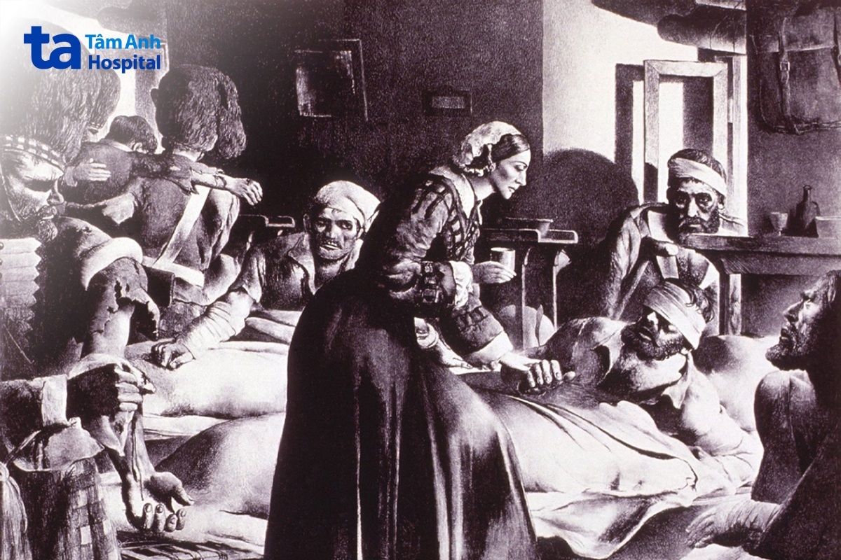 Hình ảnh Florence Nightingale - người đặt nền móng cho ngành điều dưỡng hiện đại, đang chăm sóc cho thương binh