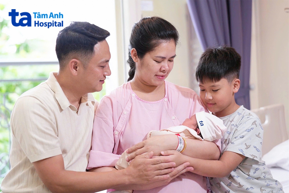 Gia đình chị Nhung bên con gái mới sinh