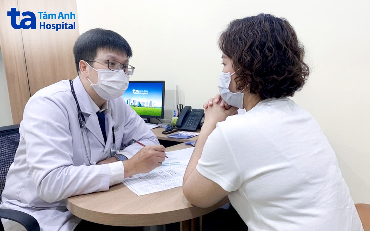 BS.CKI Trần Tấn Phát tư vấn liệu trình giảm cân cho chị Hà. Ảnh: Bệnh viện Đa khoa Tâm Anh