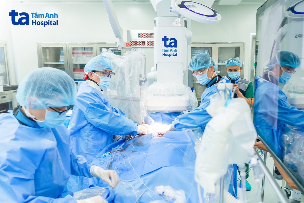 GS Nhân (thứ hai từ trái sang) cùng êkíp can thiệp cho người bệnh