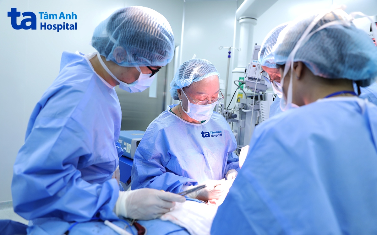 GS Chung Thủy phẫu thuật cho anh Nhàn