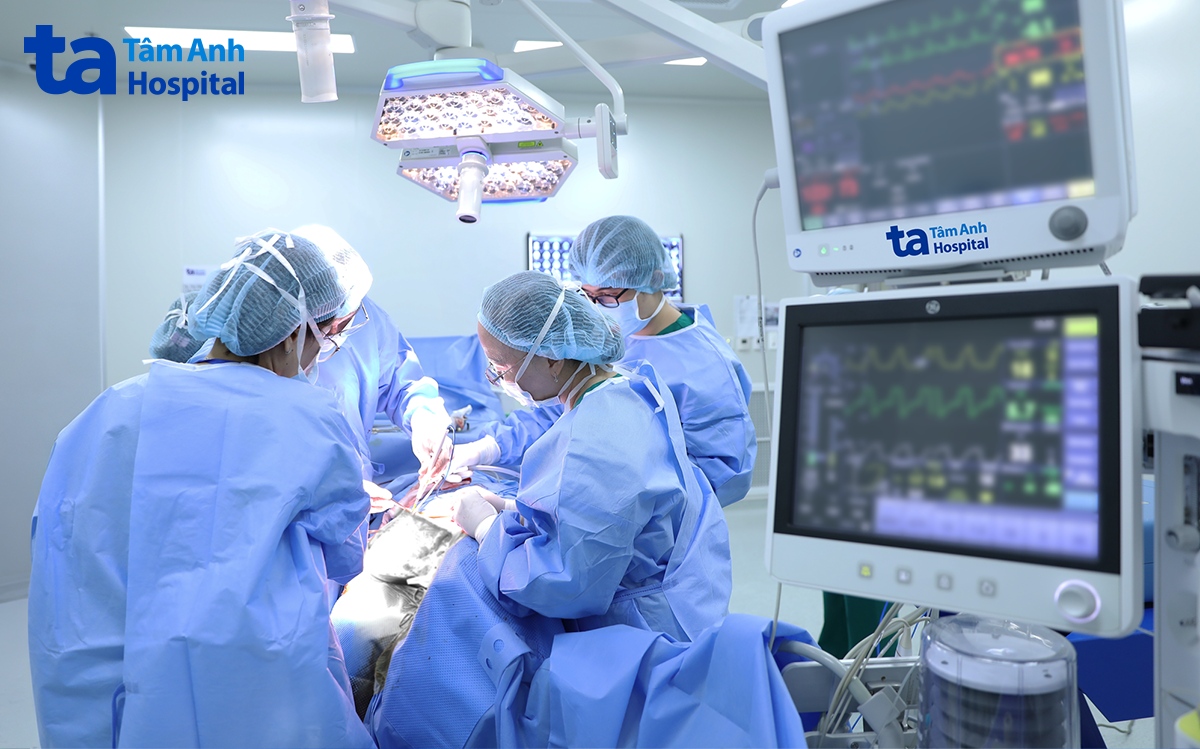 GS Chung Thủy phẫu thuật loại bỏ ung thư