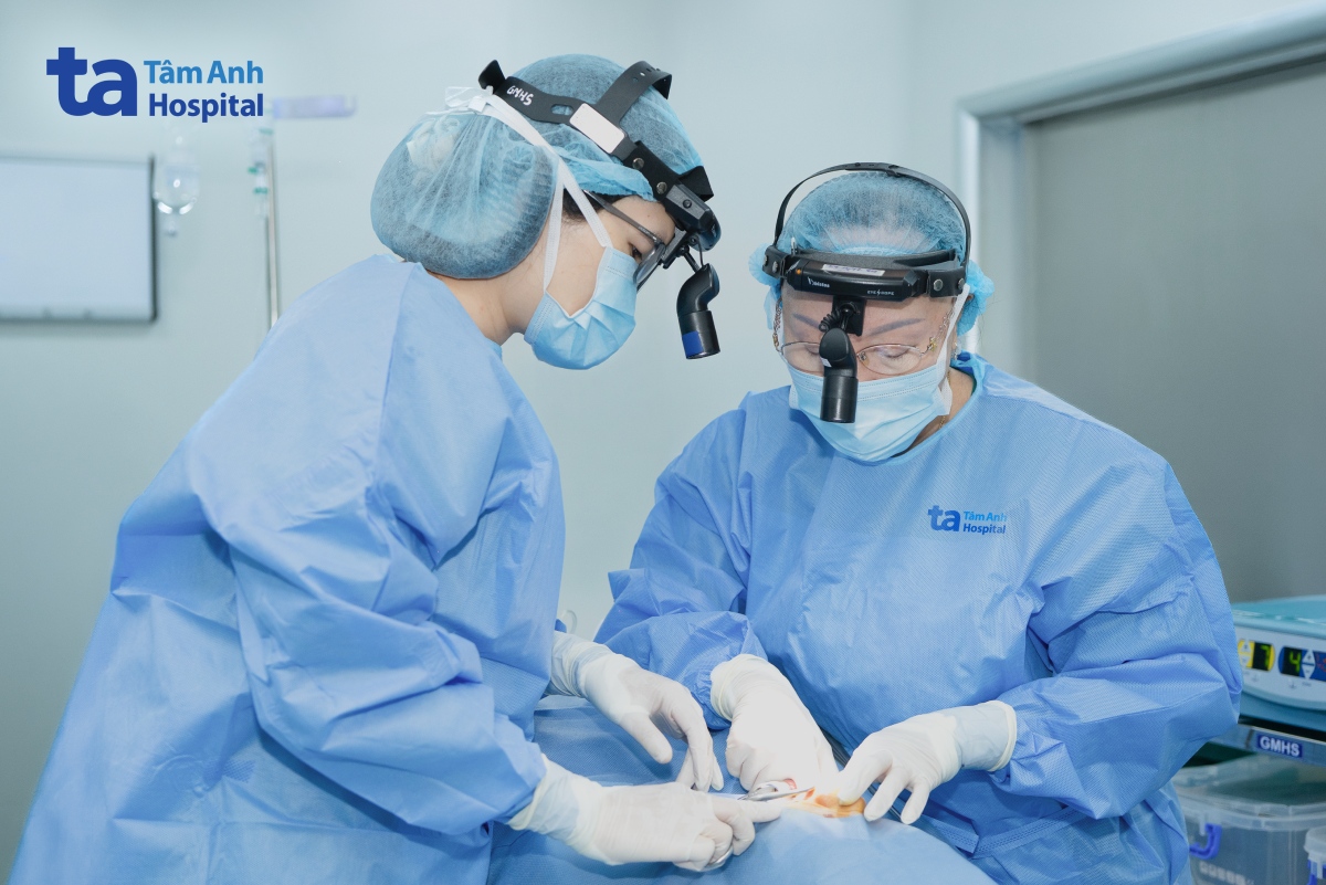 GS Thủy phẫu thuật cho ông Tùng