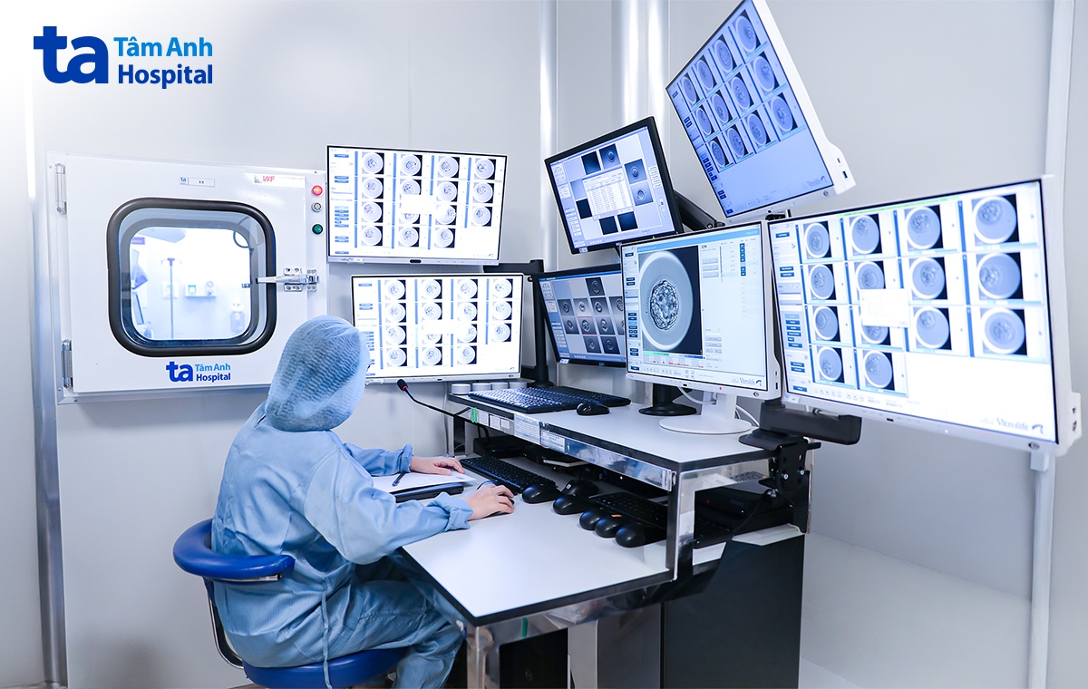 Hệ thống nuôi cấy phôi trang bị camera quan sát liên tục tích hợp trí tuệ nhân tạo (AI) tại IVF Tâm Anh giúp chuyên viên phôi học quan sát từng thay đổi nhỏ của phôi qua màn hình máy tính, đánh giá và lựa chọn phôi tốt nhất