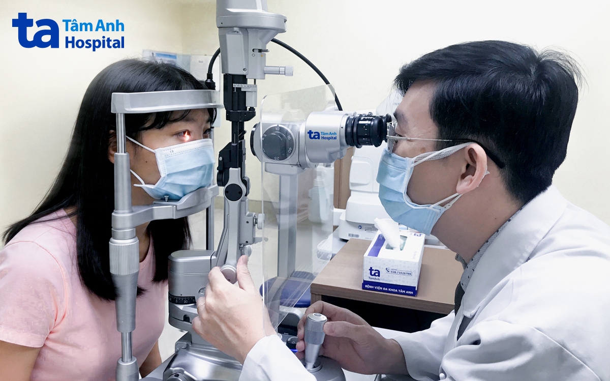 Bác sĩ Tùng soi đèn khám mắt cho chị Duyên. Ảnh: Bệnh viện Đa khoa Tâm Anh.