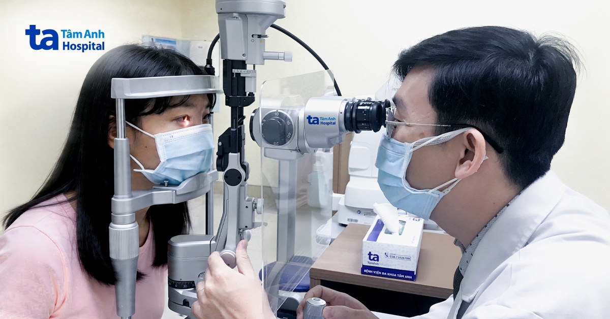 Ho dữ dội 5 phút, cô gái 33 tuổi vỡ mạch máu ở mắt
