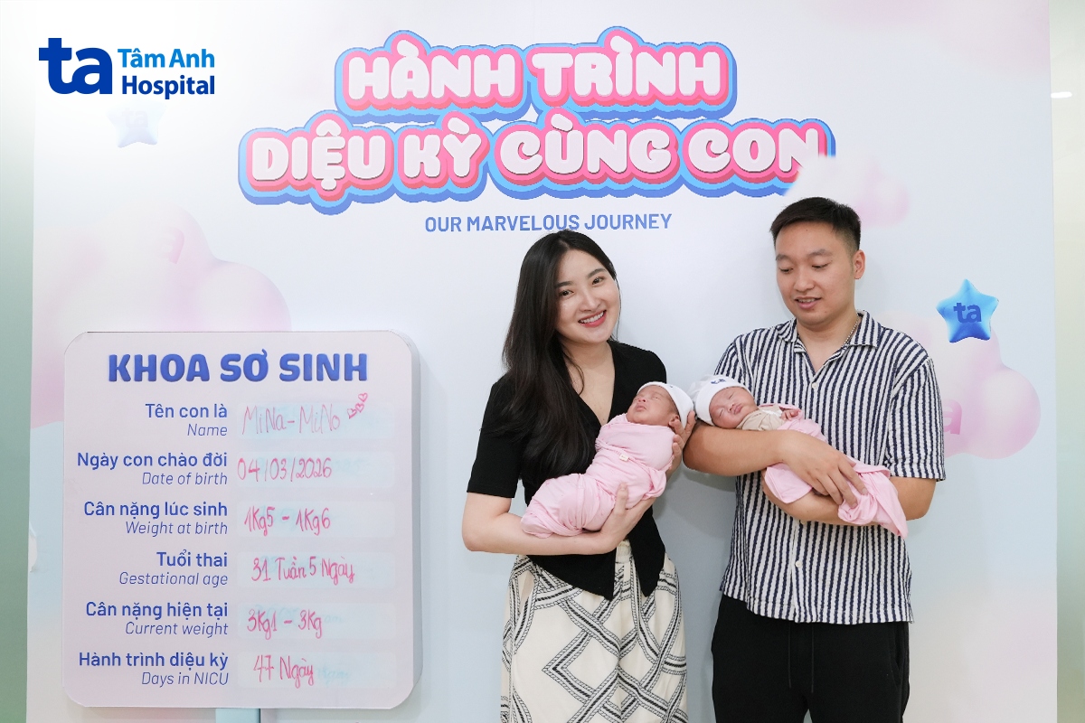 Gia đình chị Như rạng rỡ chụp ảnh lưu niệm tại khoa Sơ sinh, Bệnh viện Đa khoa Tâm Anh Hà Nội.