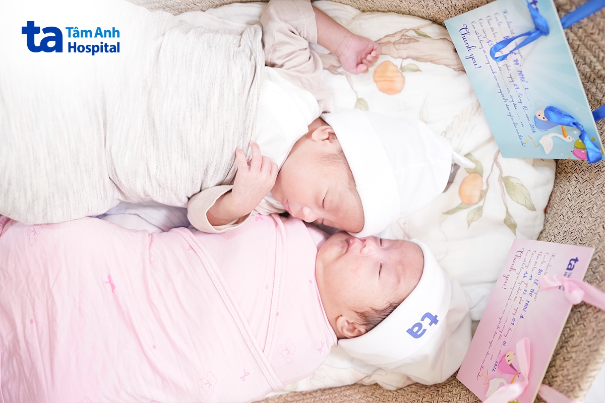 Hai bé Mina, Mino xuất viện với cân nặng 3,1kg và 3kg.