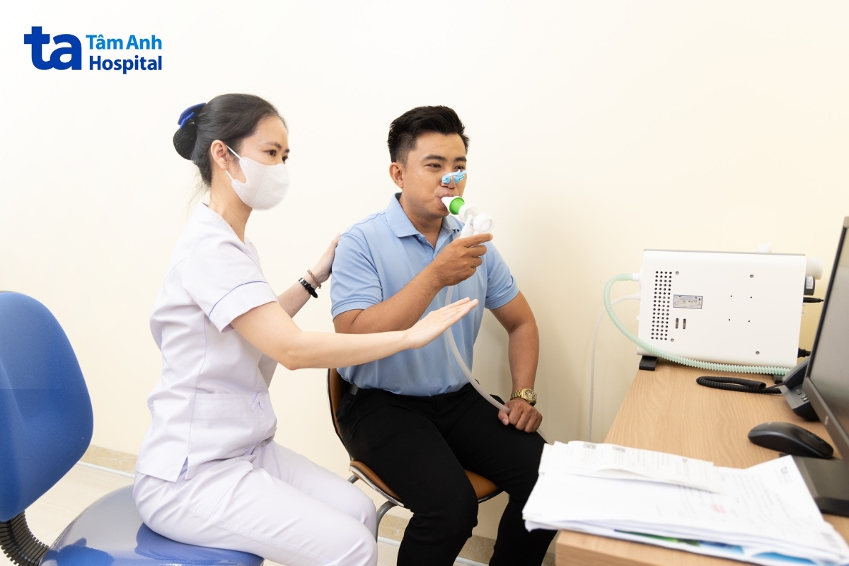 Khách hàng đang đo chức năng hô hấp (đo hô hấp ký) tại Hệ thống Bệnh viện Đa khoa Tâm Anh TP.HCM