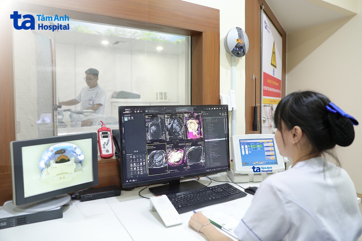 Hệ thống máy móc, công nghệ thế hệ mới hỗ trợ đội ngũ y tế chẩn đoán và theo dõi điều trị hiệu quả. Ảnh: Bệnh viện Đa khoa Tâm Anh