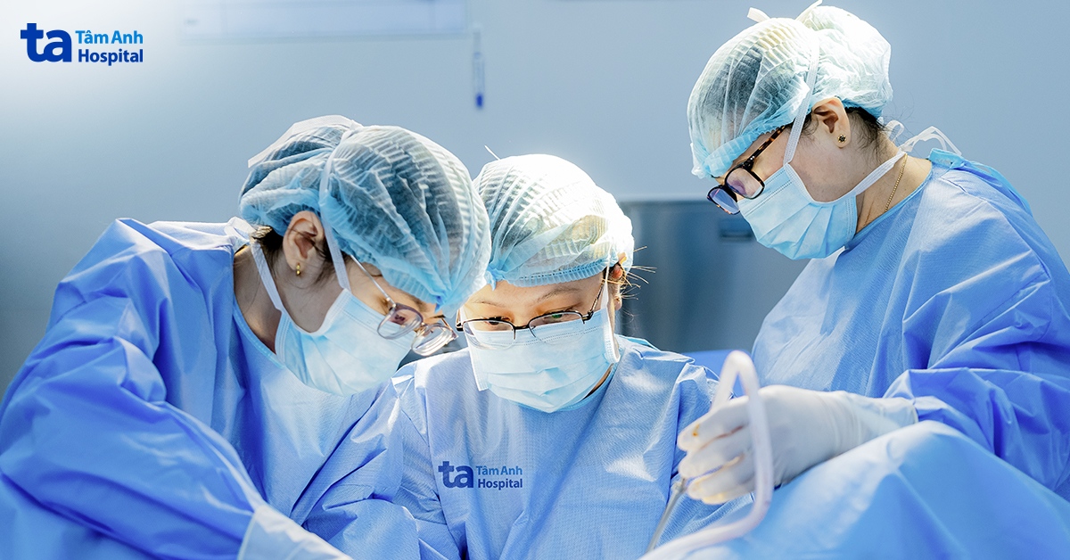 Êkíp bác sĩ thực hiện khoét chóp cổ tử cung cho chị Ngân. Ảnh: Bệnh viện Đa khoa Tâm Anh