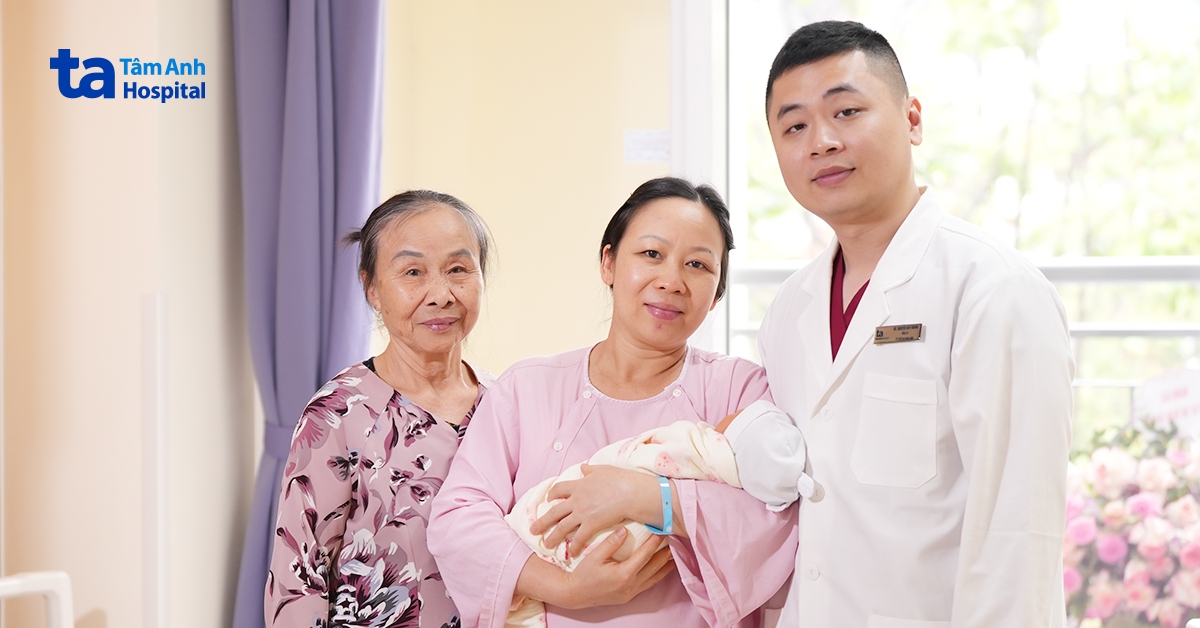 Làm mẹ tuổi U50 sau gần 2 thập kỷ vô sinh