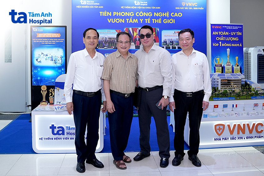 Lãnh đạo tham quan mô hình VNVC