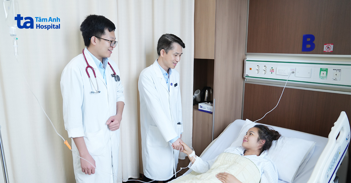Lấy máu tự thân vá lỗ rò dịch não tủy cho sản phụ