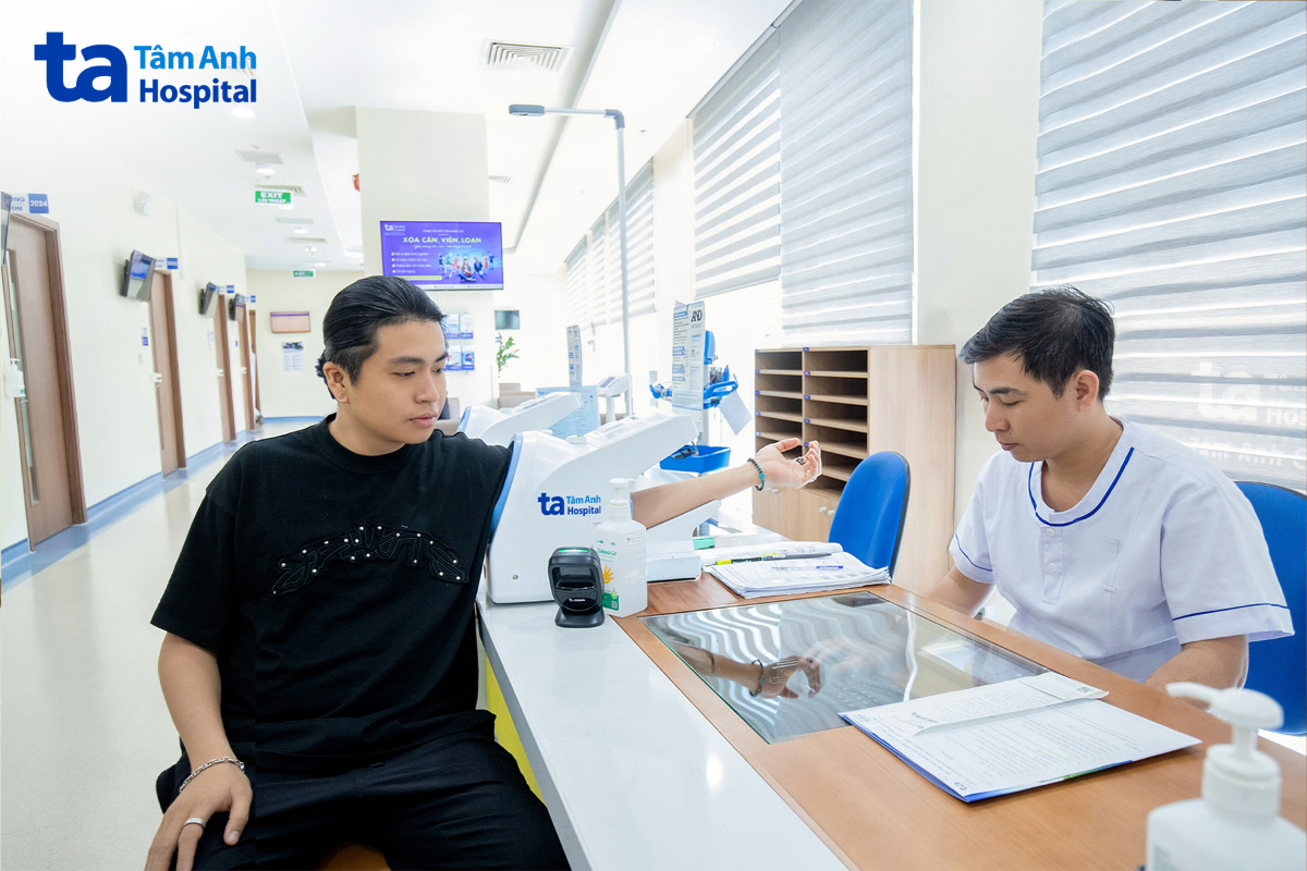 Nghệ sĩ lấy mẫu xét nghiệm trong gói khám sức khỏe