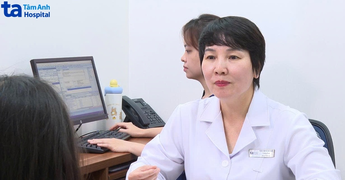 Mặt đỏ như cháy nắng sau ngừng bôi thuốc chứa corticoid