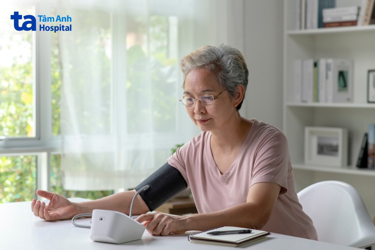 Mỗi người nên chủ động kiểm tra huyết áp thường xuyên để phát hiện sớm bất thường về huyết áp