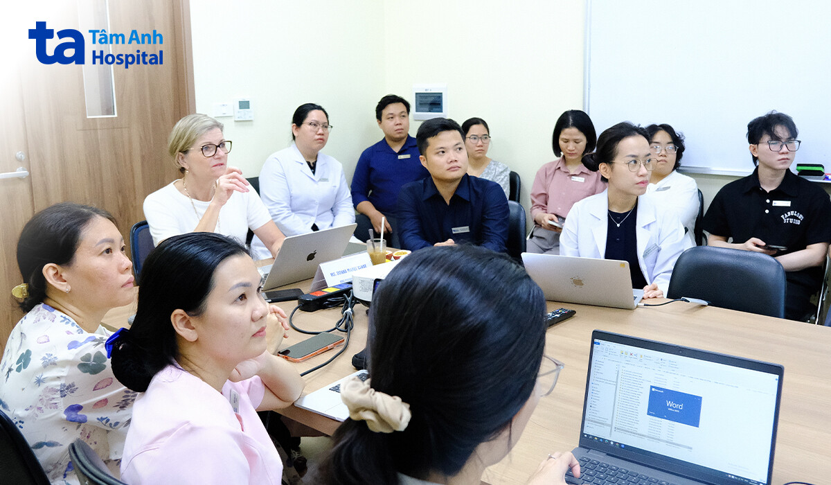 Ms. Donna Close cùng các chuyên gia, bác sĩ và nhân viên y tế trong buổi thẩm định
