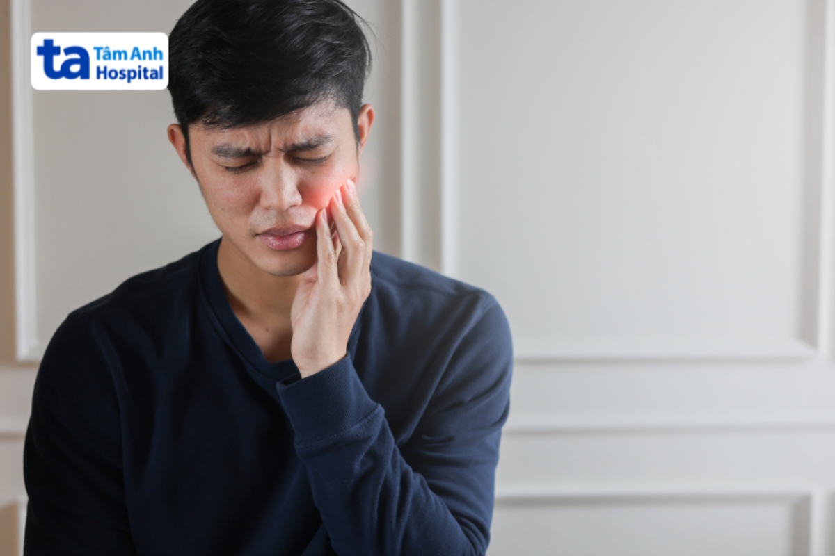 nam giới bị đau hàm trên