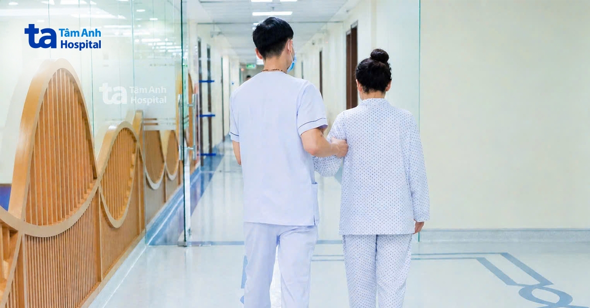 Nang chèn ép rễ thần kinh khiến người phụ nữ tiểu khó kiểm soát