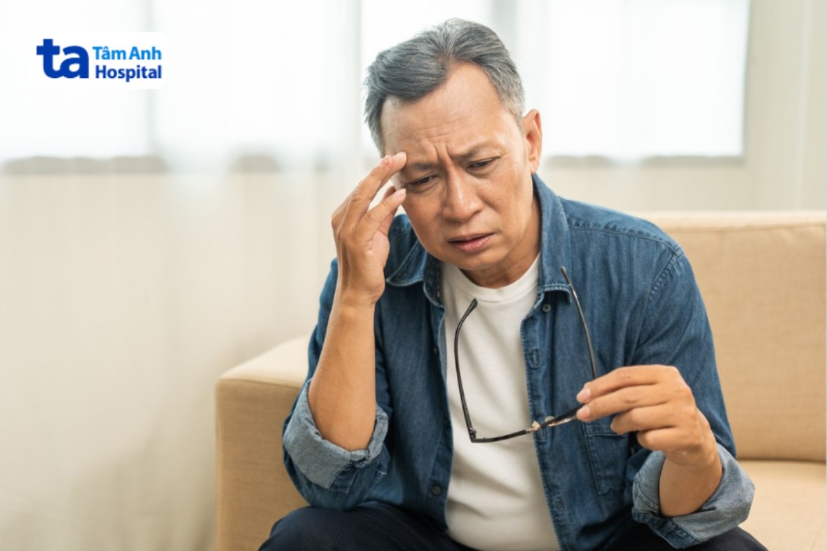 người già bị đau đầu