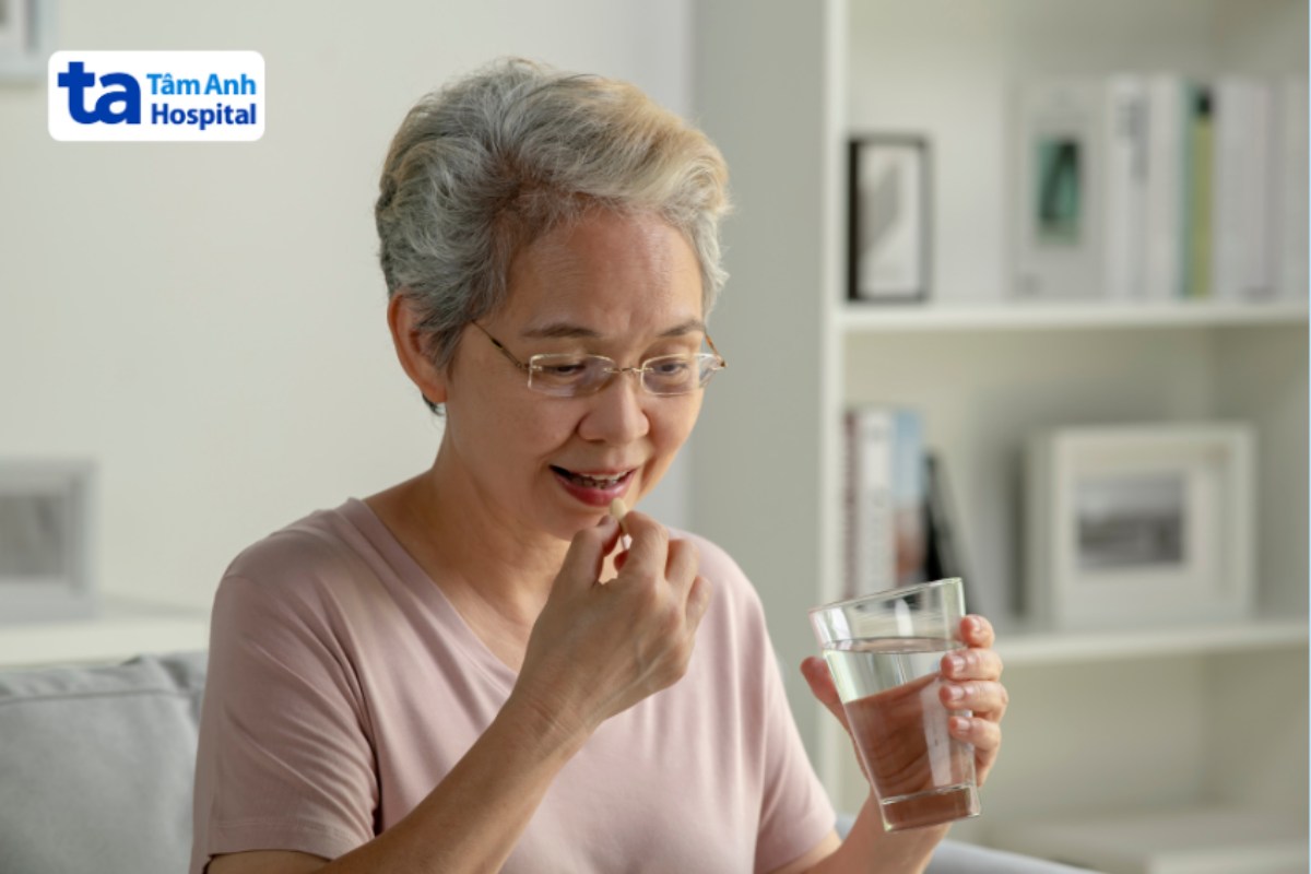người lớn tuổi uống thuốc