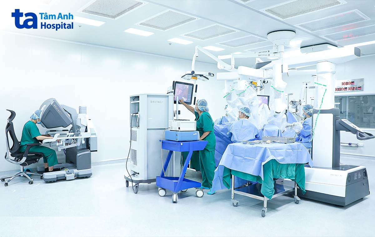 TS.BS Nguyễn Thị Yến Thu điều khiển robot Da Vinci Xi phẫu thuật cắt tử cung cho bà Linh. Ảnh: Trung Vũ