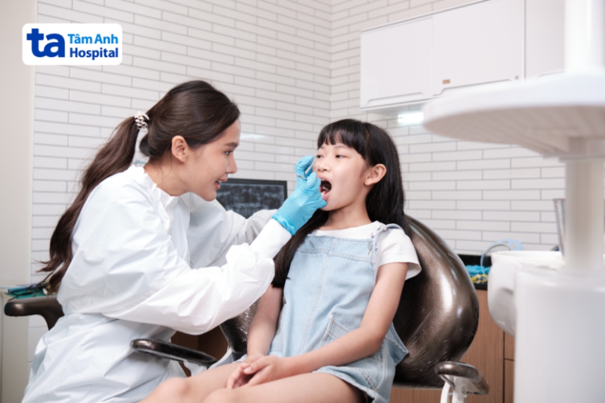 Nha Sĩ Kiểm Tra Răng Cho Trẻ