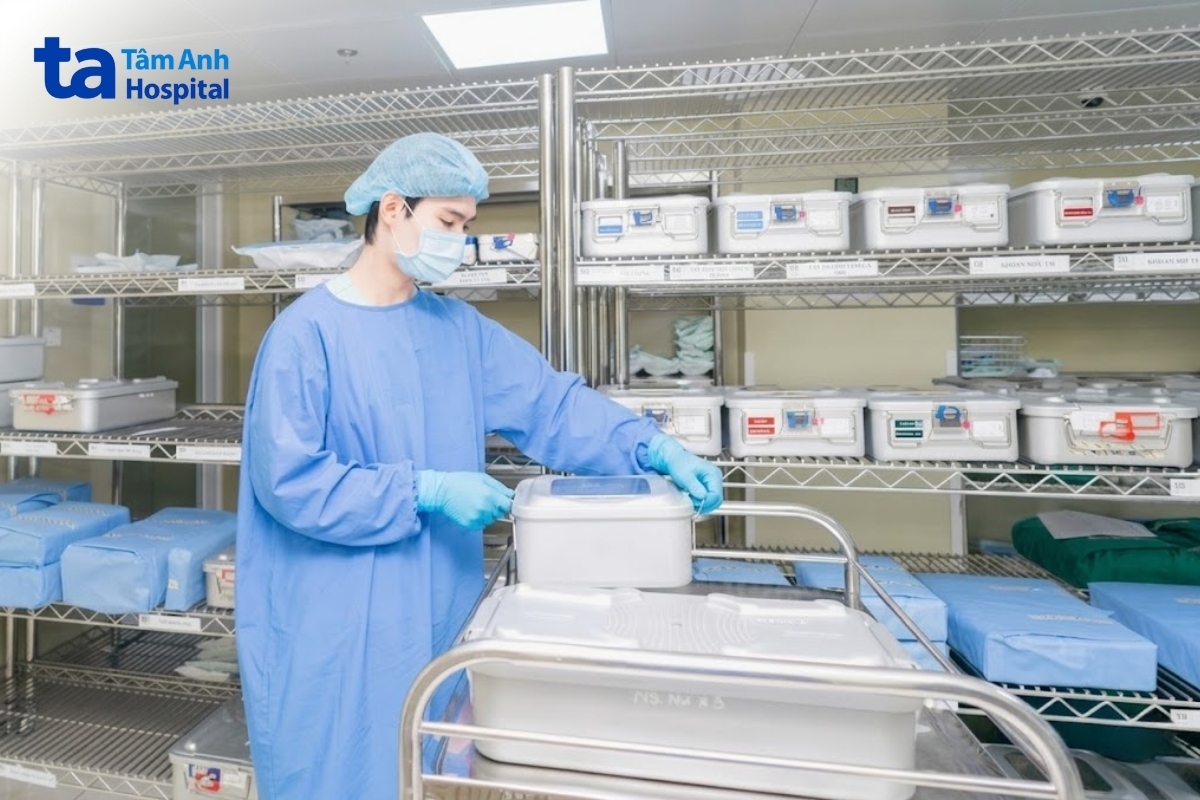 Nhân viên y tế tại Hệ thống Bệnh viện Đa khoa Tâm Anh thực hiện quy trình bảo quản và vận chuyển dụng cụ y khoa trong môi trường vô trùng