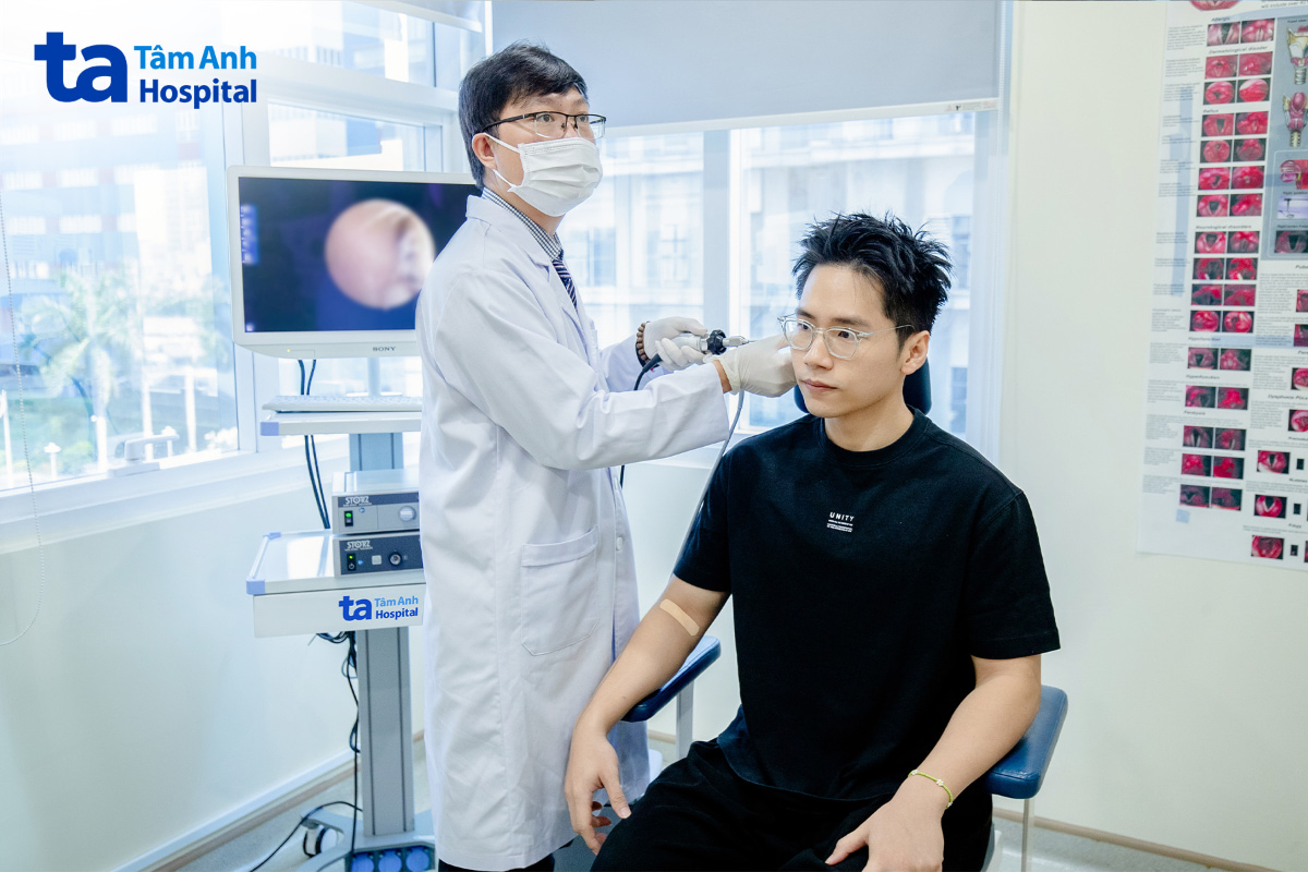 Bác sĩ nội soi tai mũi họng cho nghệ sĩ